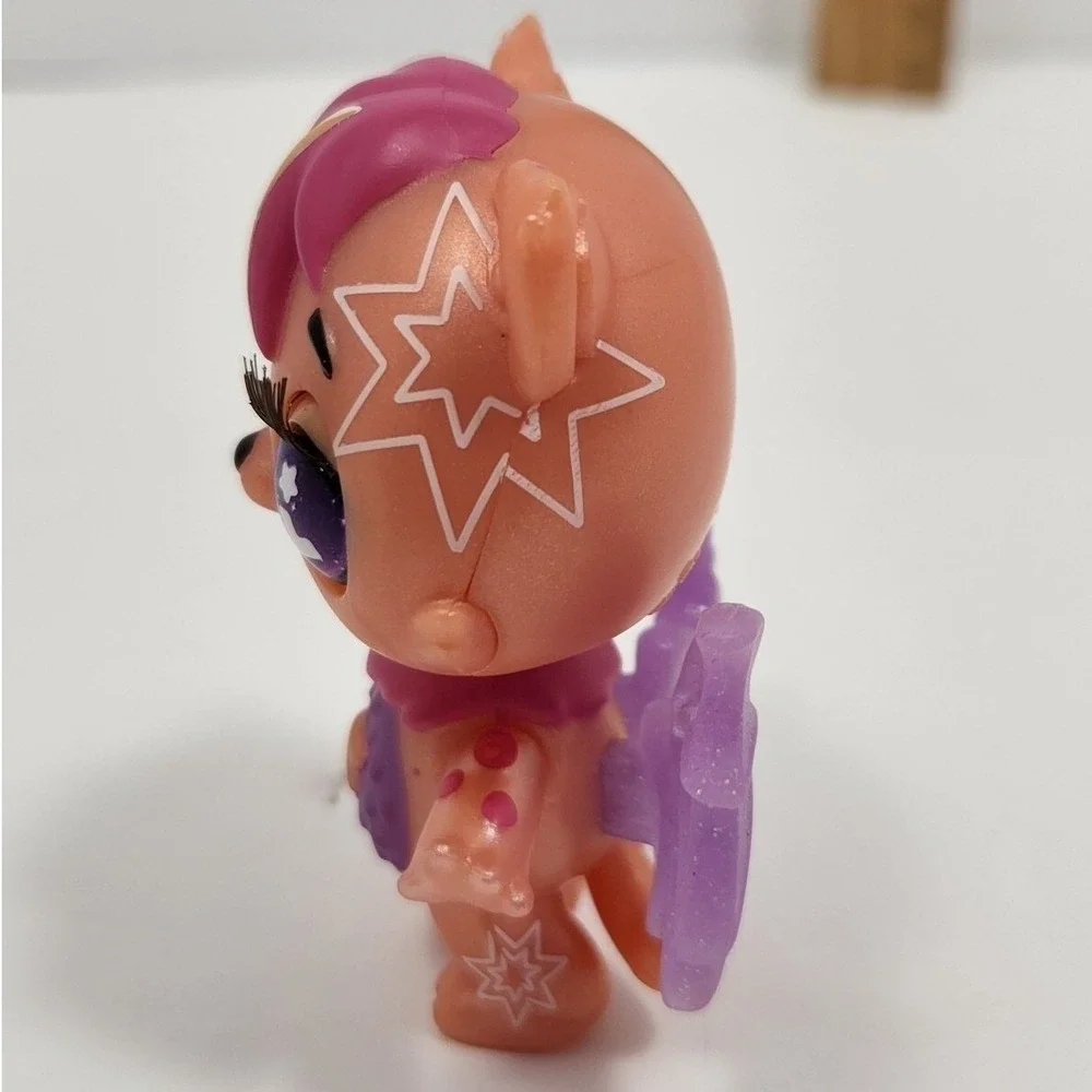 Hatchimals Glow Up 3-Inch‎ Magic Dusk - with glow in the dark wings